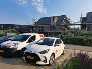 Bedrijfsauto’s van SDK Elektrotechniek op de bouwplaats